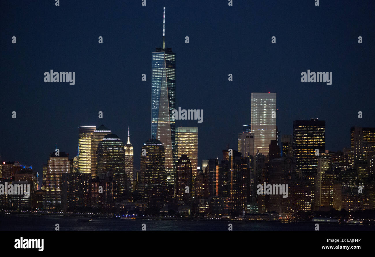Erhöhten Blick auf Manhattan in der Nacht zeigt das One World Trade Center erhebt sich über andere Wolkenkratzer. Stockfoto