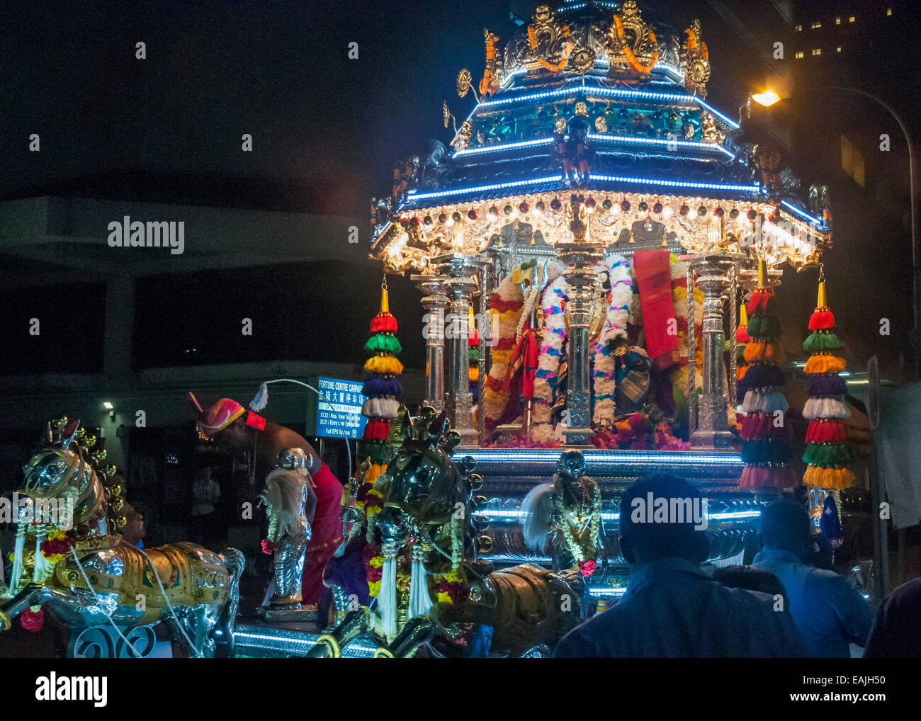 Hindu Puja oder Zeremonie der Anbetung vor dem Sri Krishnan Tempel, Waterloo Street, Singapur, während das Diwali-fest Stockfoto