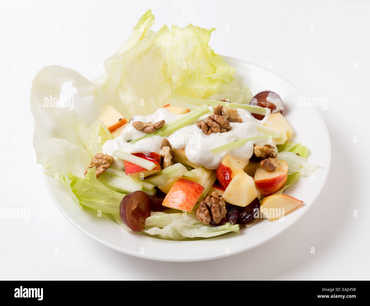 Ein traditioneller Waldorfsalat mit Salat, Apfel, Trauben, Walnüssen und Sellerie-Sticks, gekrönt mit einem modernen Dressing Joghurt mit Stockfoto