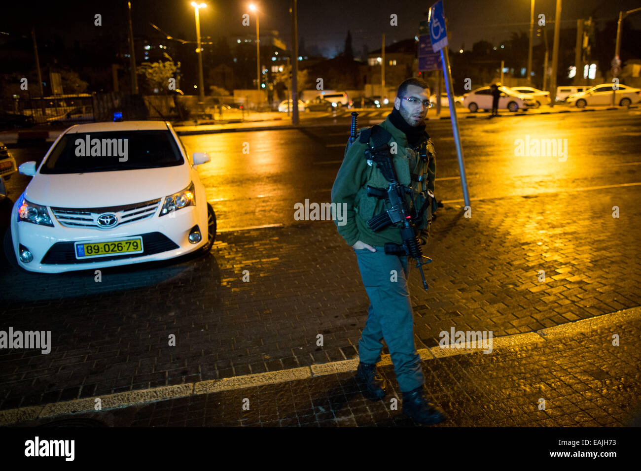 (141116)--JERUSALEM, 16. November 2014 (Xinhua)--eine israelische Polizisten steht Wache in der Szene, wo ein jüdischer Mann im Zentrum von Jerusalem, am 16. November 2014 stach. Ein jüdischer Mann im Zentrum von Jerusalem Sonntagabend in einem scheinbaren militante Angriff erstochen wurde, sagte Polizei-Sprecher Mickey Rosenfeld Xinhua. Das Opfer in seinen frühen dreißiger Jahren, wurde auf der Rückseite mit einem Schraubenzieher erstochen und gelitten moderate Wunden in Hanevi'im Straße im Zentrum von Jerusalem. Er wurde in der Sha'are Tzedek Medical Center in die Stadt gebracht. Der Verdächtige ist zu groß und die Polizei haben errichteten Straßensperren und Checkpoints ich Stockfoto