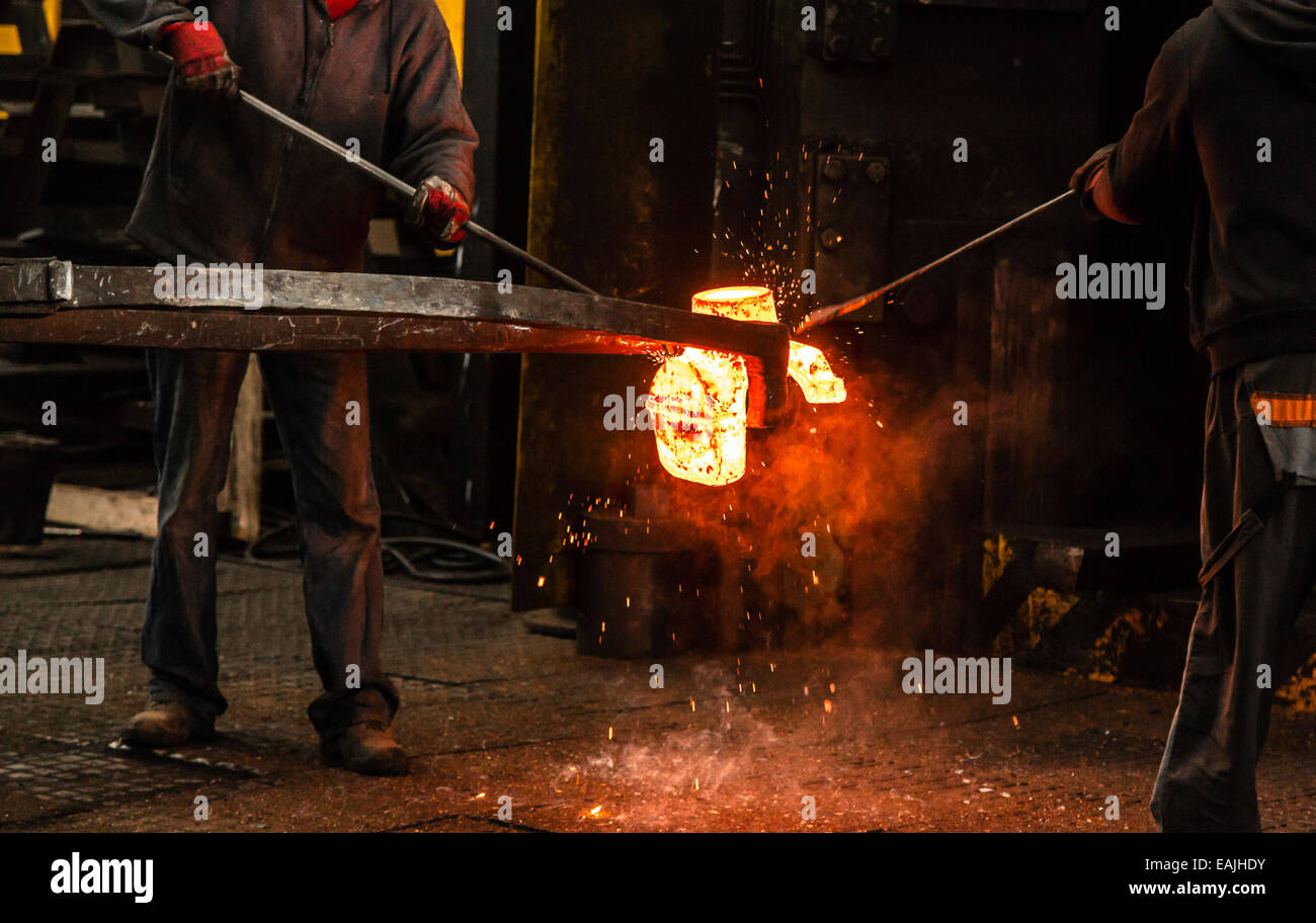 Heißer Stahl Barren im Arbeitsbereich Stockfoto
