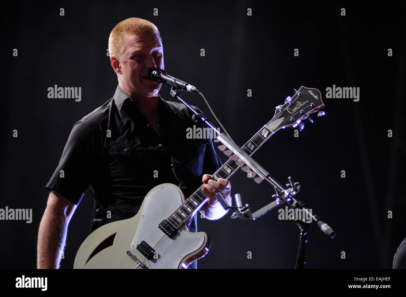 BENICASIM, Spanien - 18.Juli: Königinnen der Steinzeit (Band) Konzert in FIB (Festival Internacional de Benicassim) 2013 fest. Stockfoto