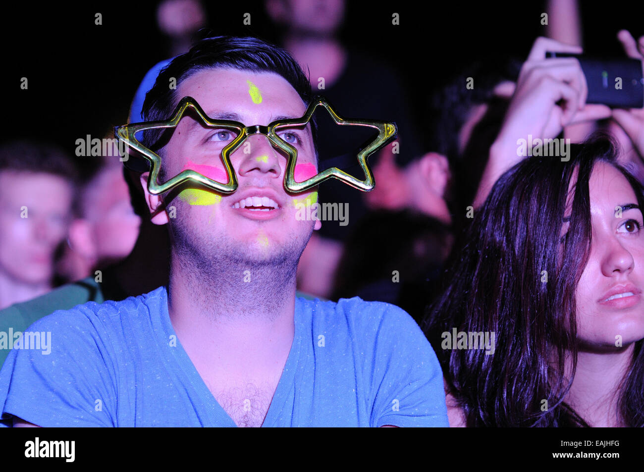 BENICASIM, Spanien - 18 Juli: Ein Junge aus dem Publikum mit einer Brille in Form eines Sterns bei FIB. Stockfoto