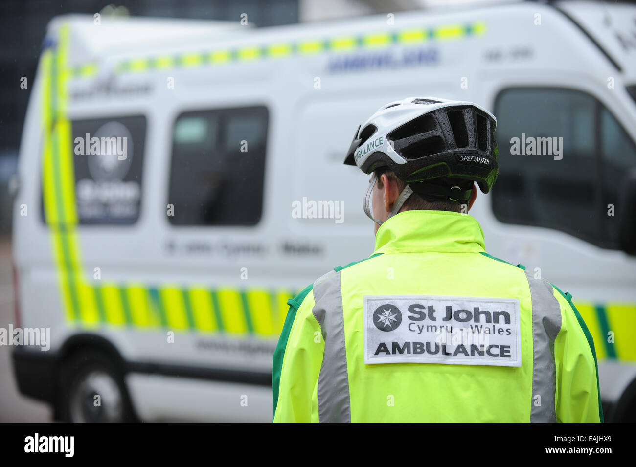 Ein Welsh St. John Ambulance Ersthelfer vor einen Krankenwagen. Stockfoto