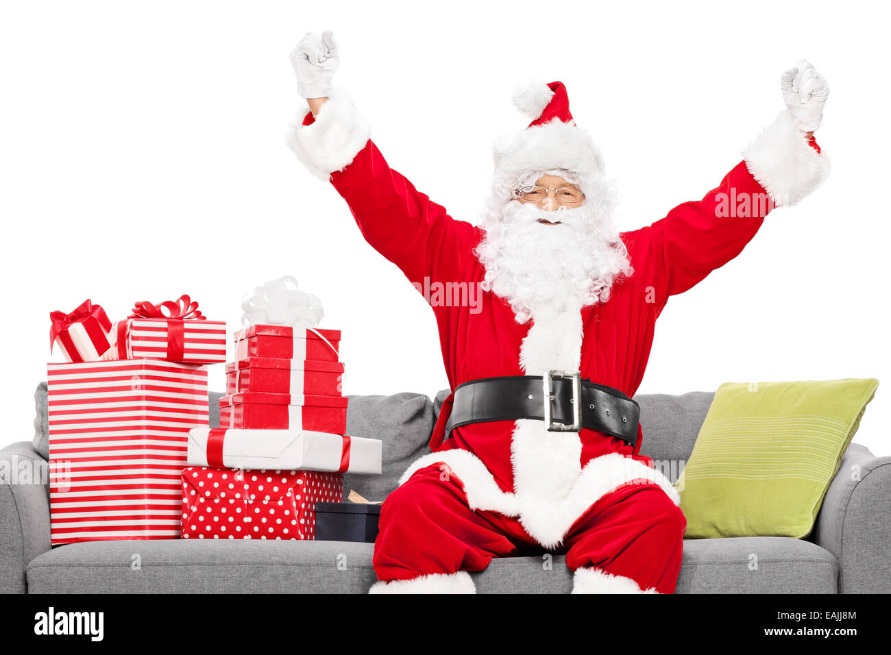 Santa gestikulieren Glück sitzend auf Sofa mit Geschenken auf weißen Hintergrund isoliert Stockfoto