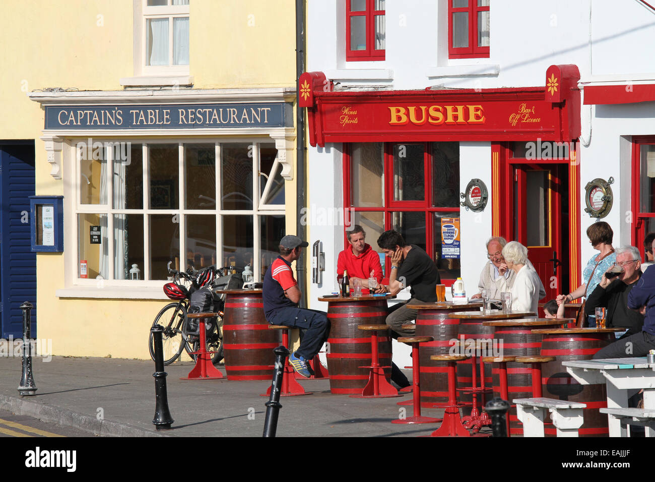 Menschen pubs baltimore kork Fotos und Bildmaterial in hoher