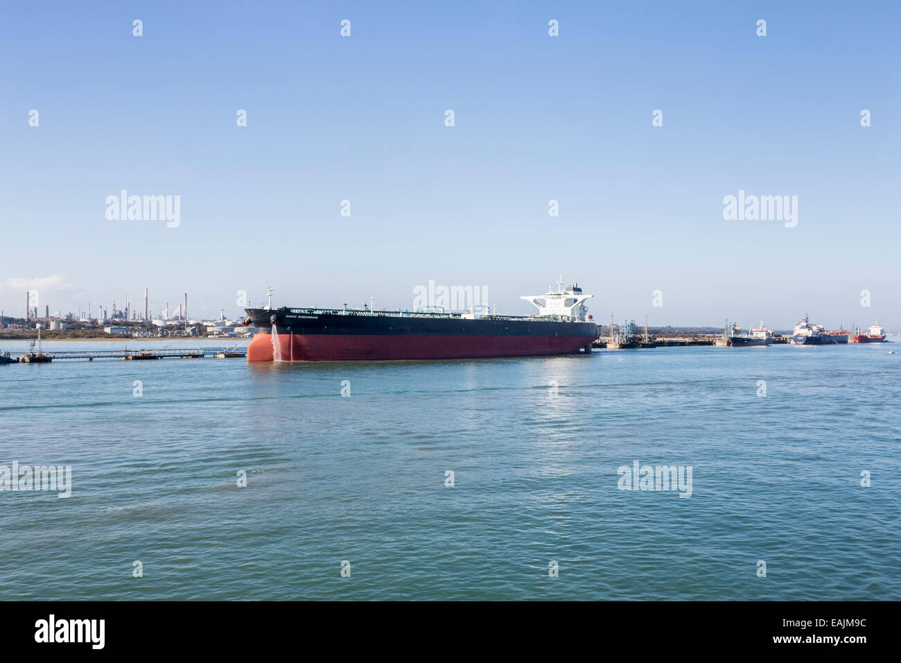 Öltanker, einschließlich Samco Sundarbans, festgemacht an der Exxon Mobil Öl-Raffinerie auf dem Solent in Fawley, Hampshire, UK Stockfoto