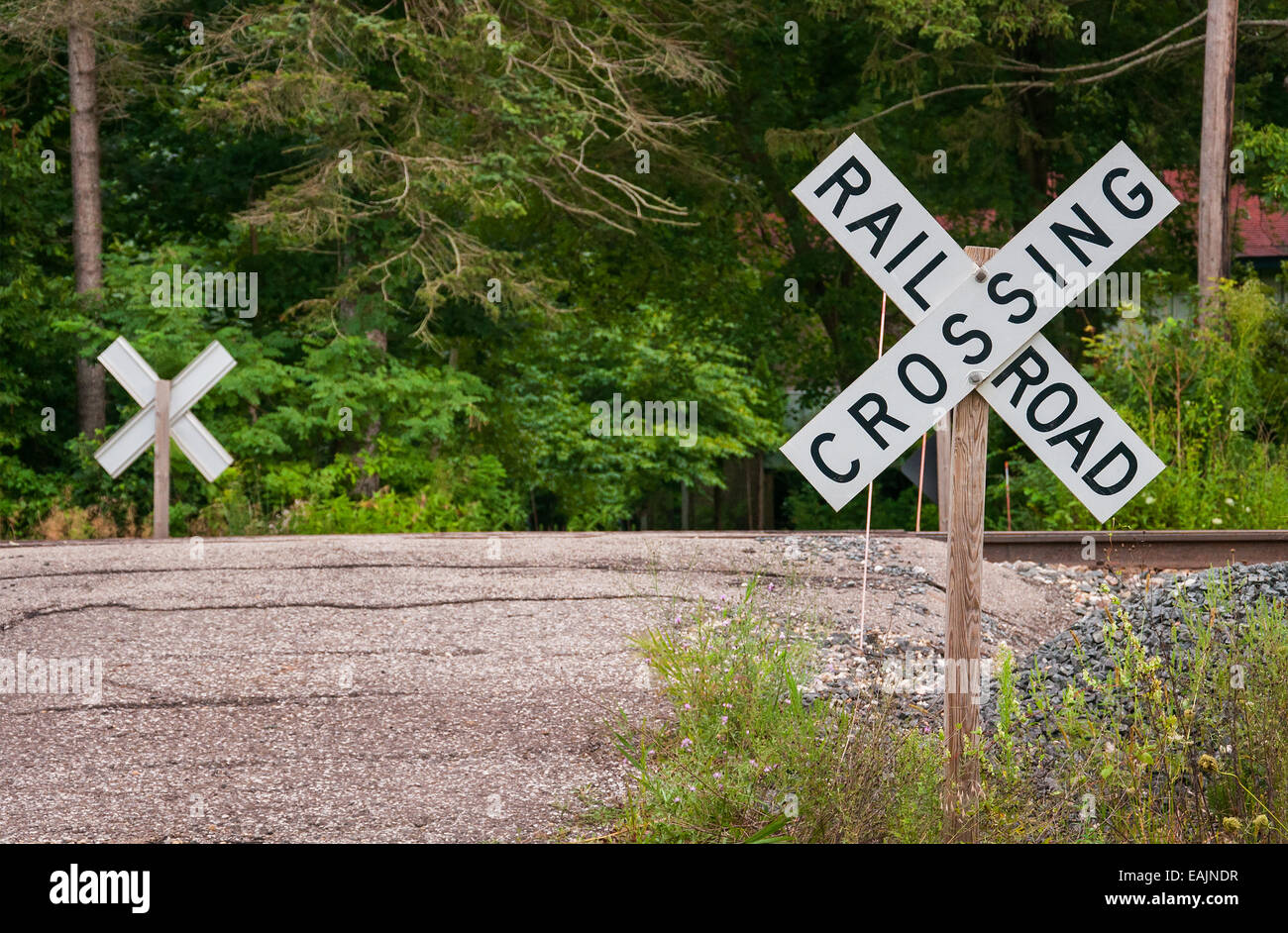 Railroad Crossing Zeichen auf einer Hügel-Straße Stockfoto