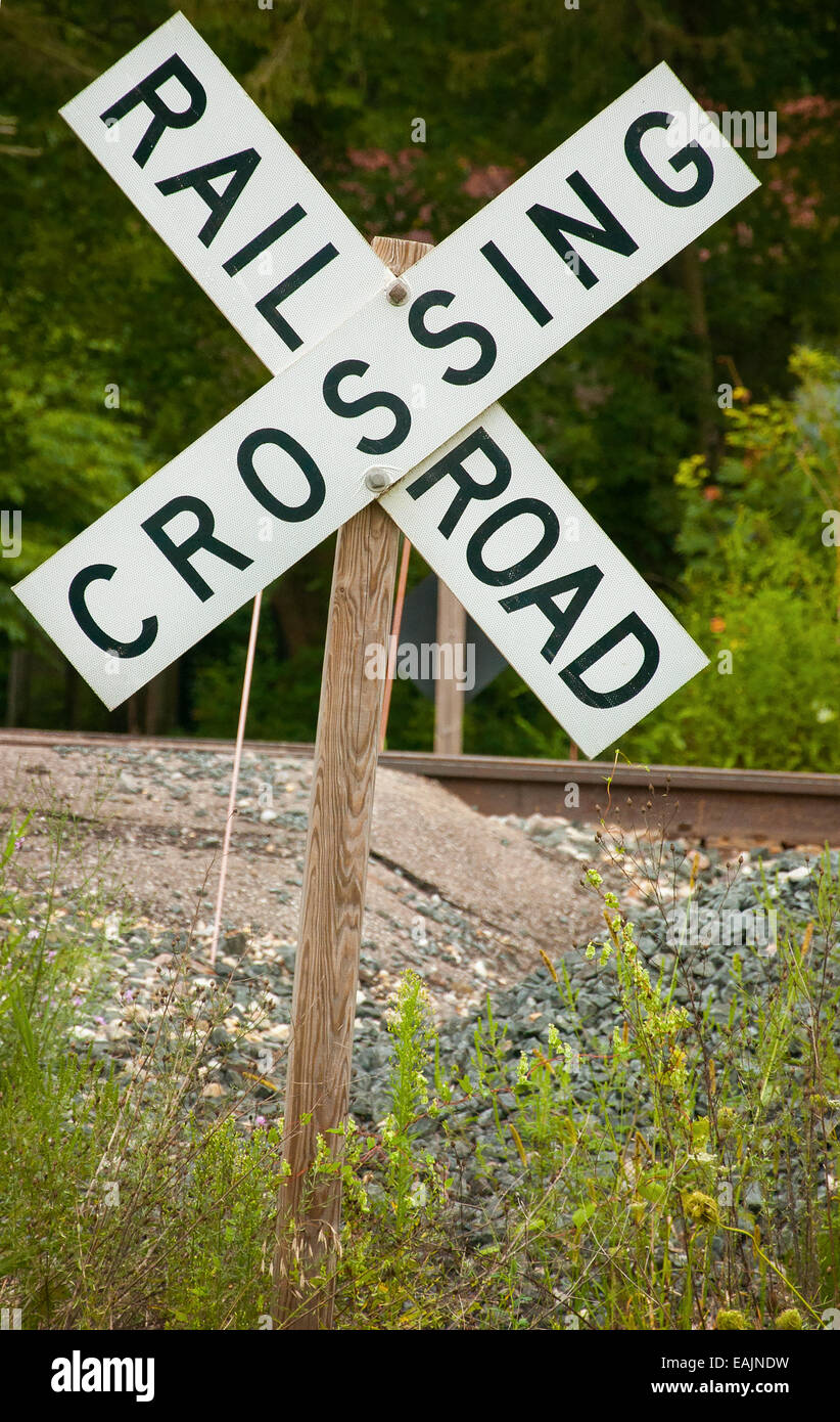 Railroad Crossing Zeichen auf einer Hügel-Straße Stockfoto