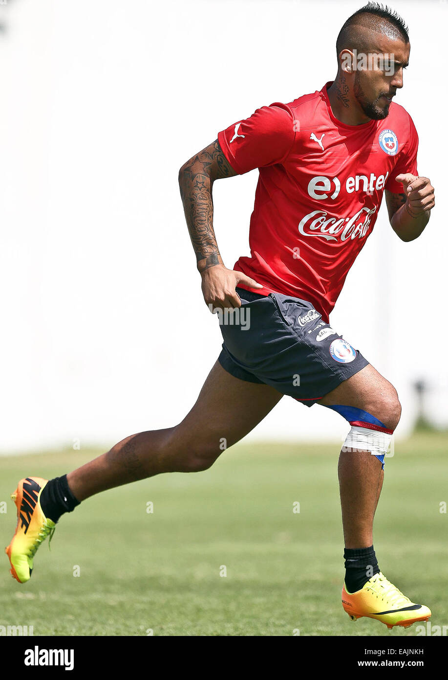 Santiago, Chile. 16. November 2014. Bild zur Verfügung gestellt von der nationalen Vereinigung der Professional Fußball Chile zeigt der Player Arturo Vidal der chilenischen Nationalmannschaft, Teilnahme an einer Schulung in Santiago, die Hauptstadt von Chile, am 16. November 2014. Die chilenische Mannschaft spielen ein Freundschaftsspiel gegen Uruguay am 18. November. © ANFP/Xinhua/Alamy Live-Nachrichten Stockfoto