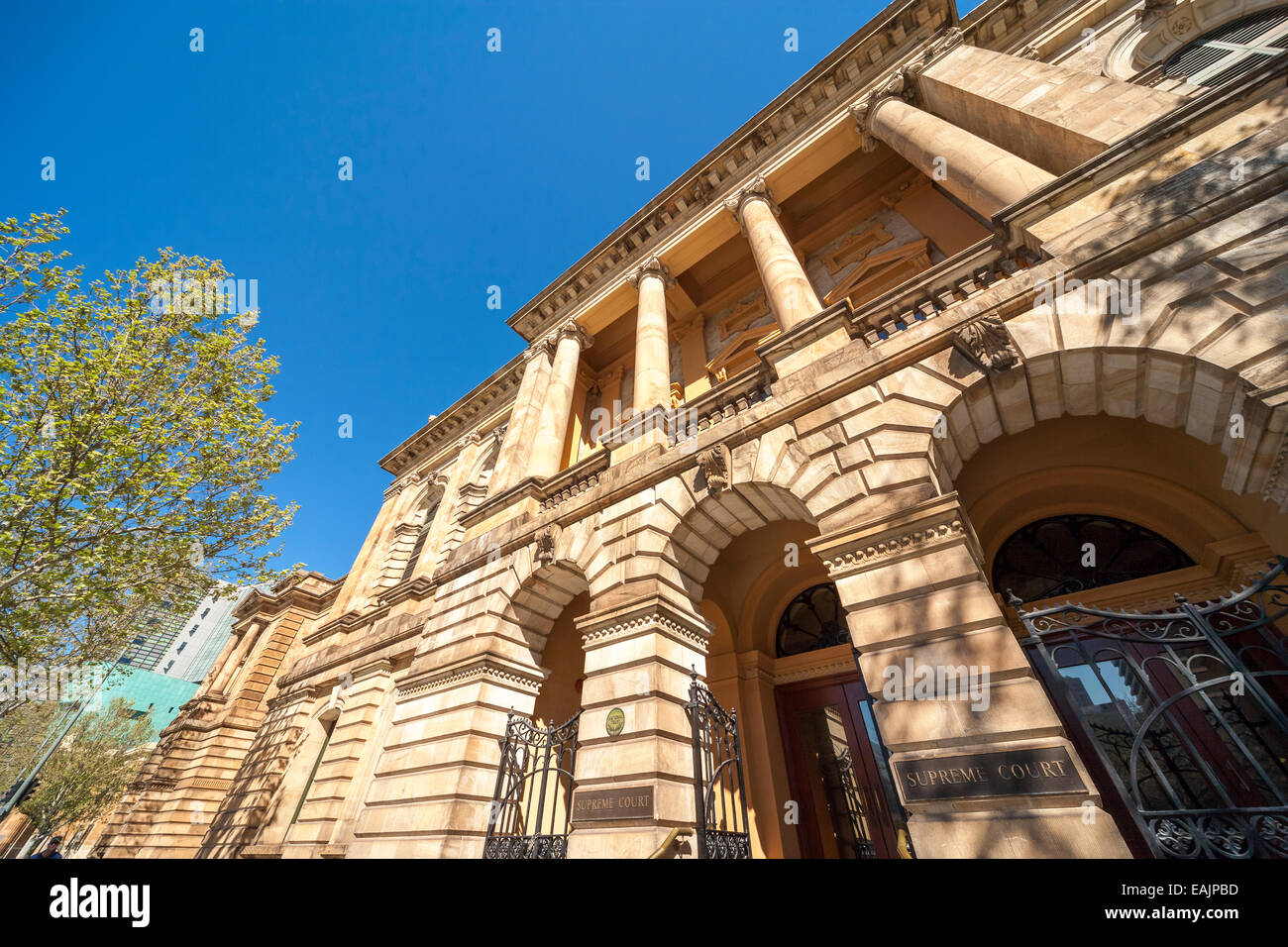 Supreme Court of South Australia in Adelaide Victoria Square Gebäude. Fassade; Haupteingang mit Schild. Stockfoto