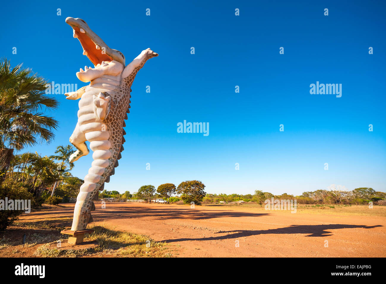 Australien-Straße-Seite-Attraktion: Defchris. Funny Jumping Crocodile Skulptur am Adelaide River Queen Cruises in der Nähe von Darwin. Stockfoto