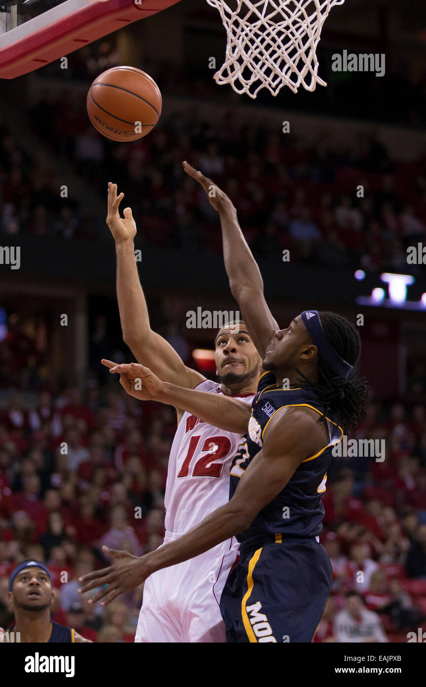 16. November 2014: Wisconsin Badgers Wache Traevon Jackson #12 Triebe und Partituren in Chattanooga Verteidiger während der NCAA Basketball-Spiel zwischen Wisconsin Badgers und Chattanooga Mocs im Kohl Center in Madison, Wisconsin. Wisconsin besiegte Chattanooga 89-45. John Fisher/CSM Stockfoto