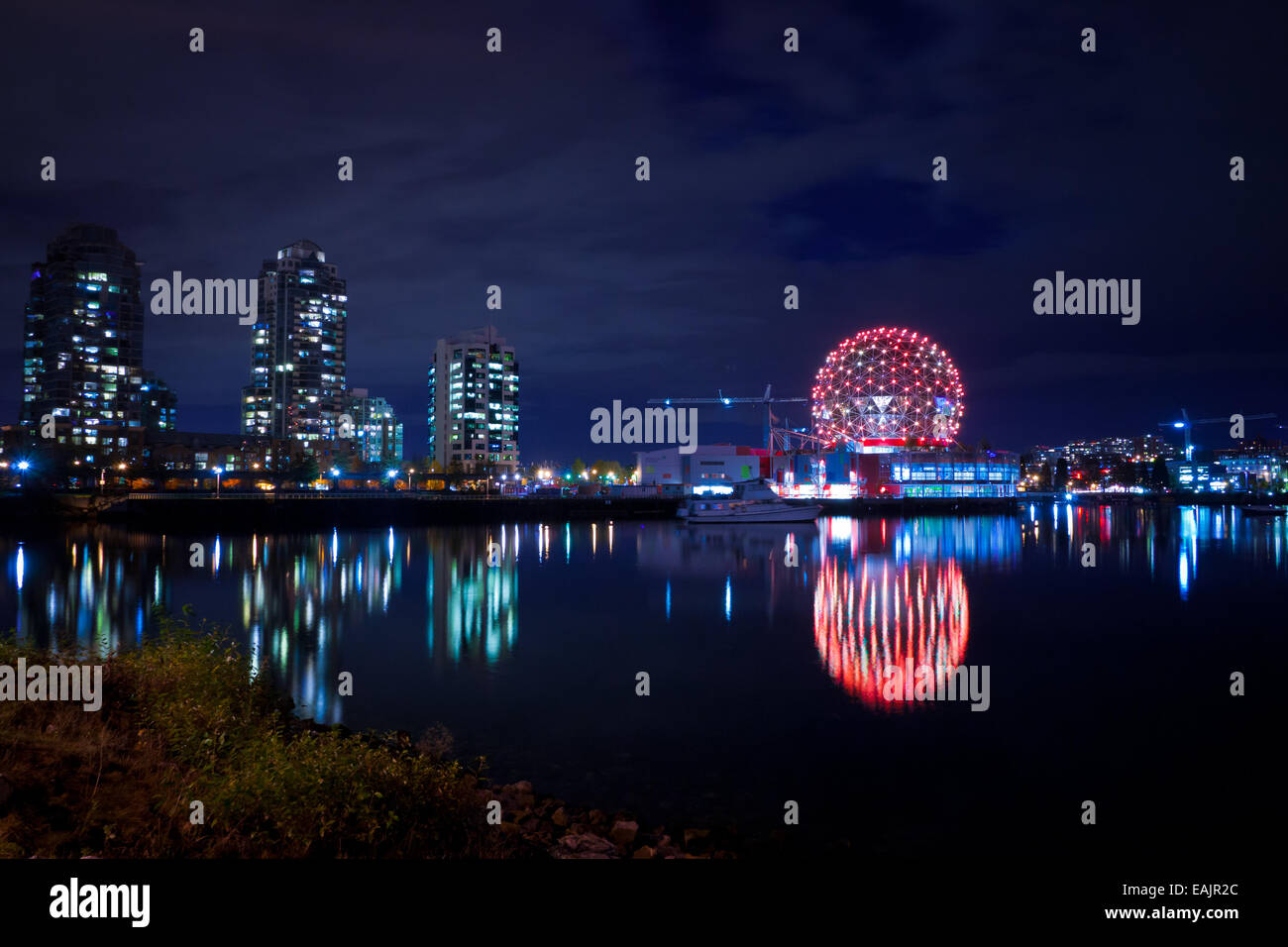 Ein Blick auf Science World bei Telus World of Science und False Creek in der Nacht in Vancouver, British Columbia, Kanada. Stockfoto