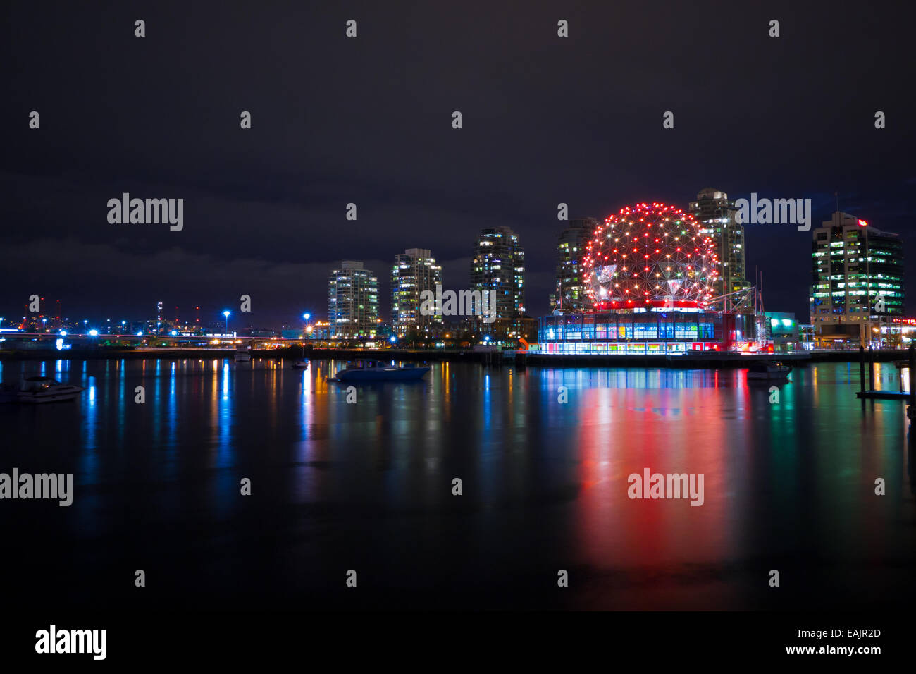 Ein Blick auf Science World bei Telus World of Science und False Creek in der Nacht in Vancouver, British Columbia, Kanada. Stockfoto