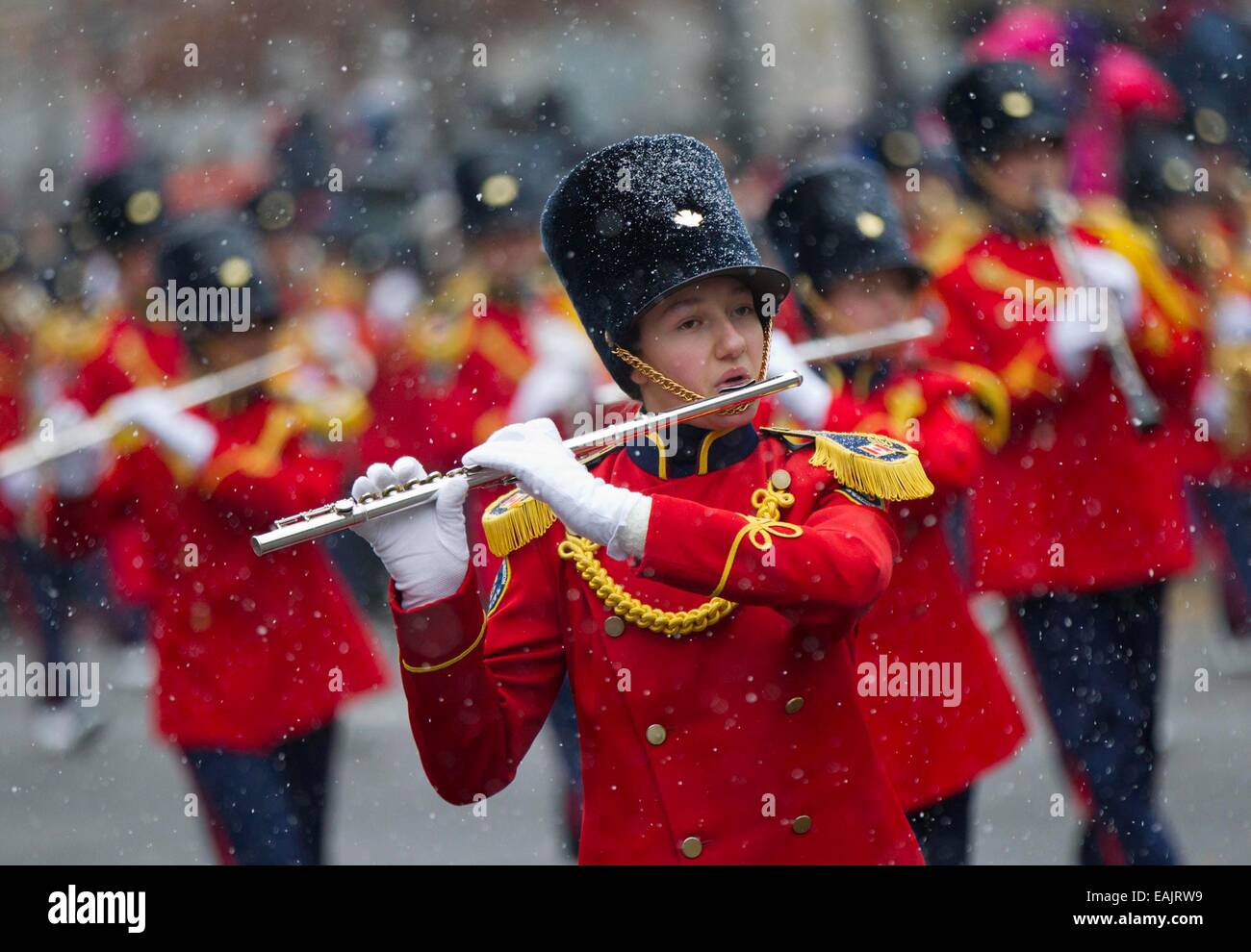(141117)--TORONTO, 17. November 2014 (Xinhua)--eine Band führt während der 110. jährlichen Toronto Santa Claus Parade in Toronto, Kanada, 16. November 2014. Mit 21 Bands, 31 hin-und Herbewegungen und mehr als 3.000 freiwillige startete die Parade in Toronto am Sonntag. (Xinhua/Zou Zheng) Stockfoto