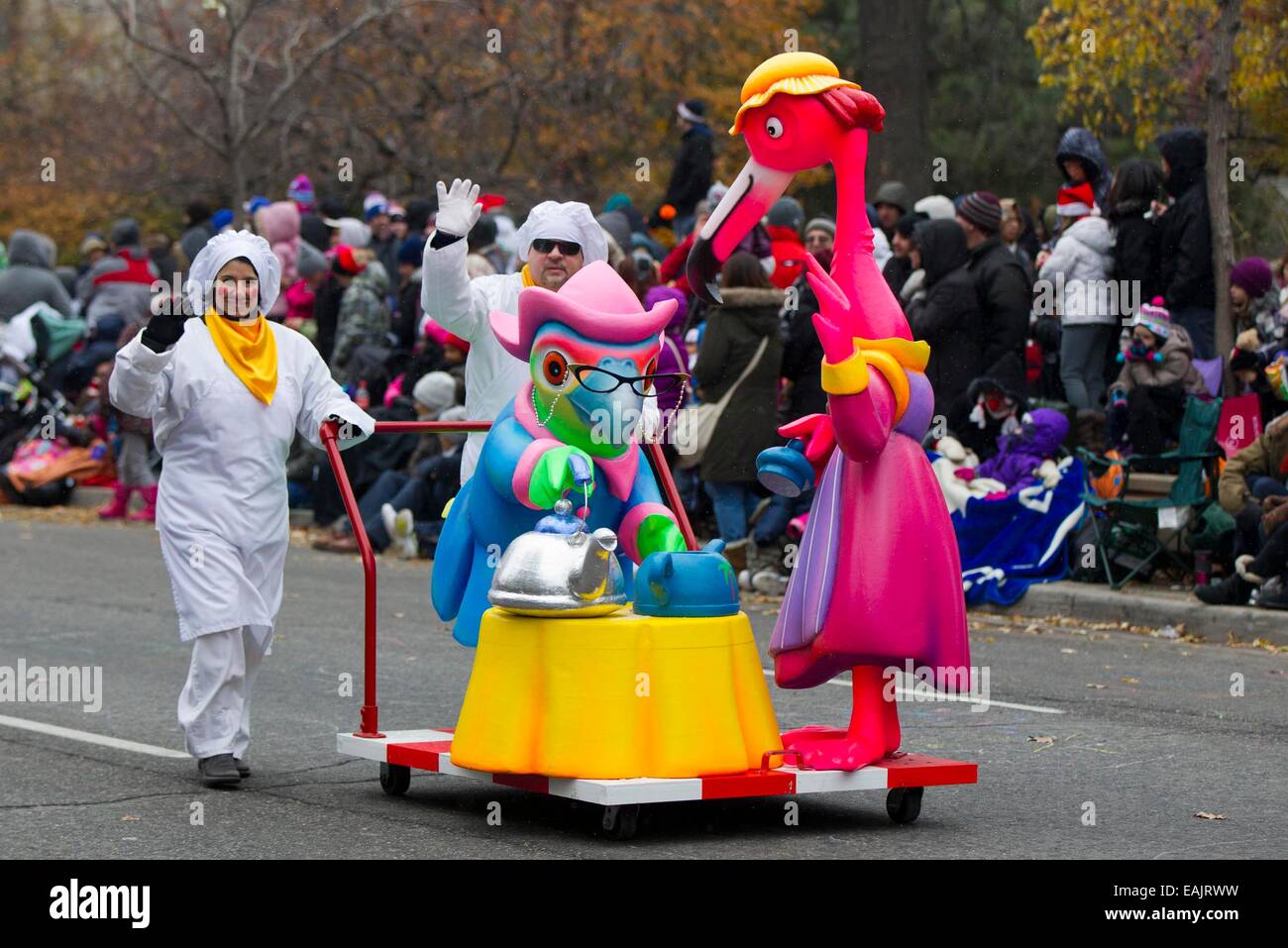 (141117)--TORONTO, 17. November 2014 (Xinhua)--Teilnehmer Welle um die Massen während der 110. jährlichen Toronto Santa Claus Parade in Toronto, Kanada, 16. November 2014. Mit 21 Bands, 31 hin-und Herbewegungen und mehr als 3.000 freiwillige startete die Parade in Toronto am Sonntag. (Xinhua/Zou Zheng) Stockfoto