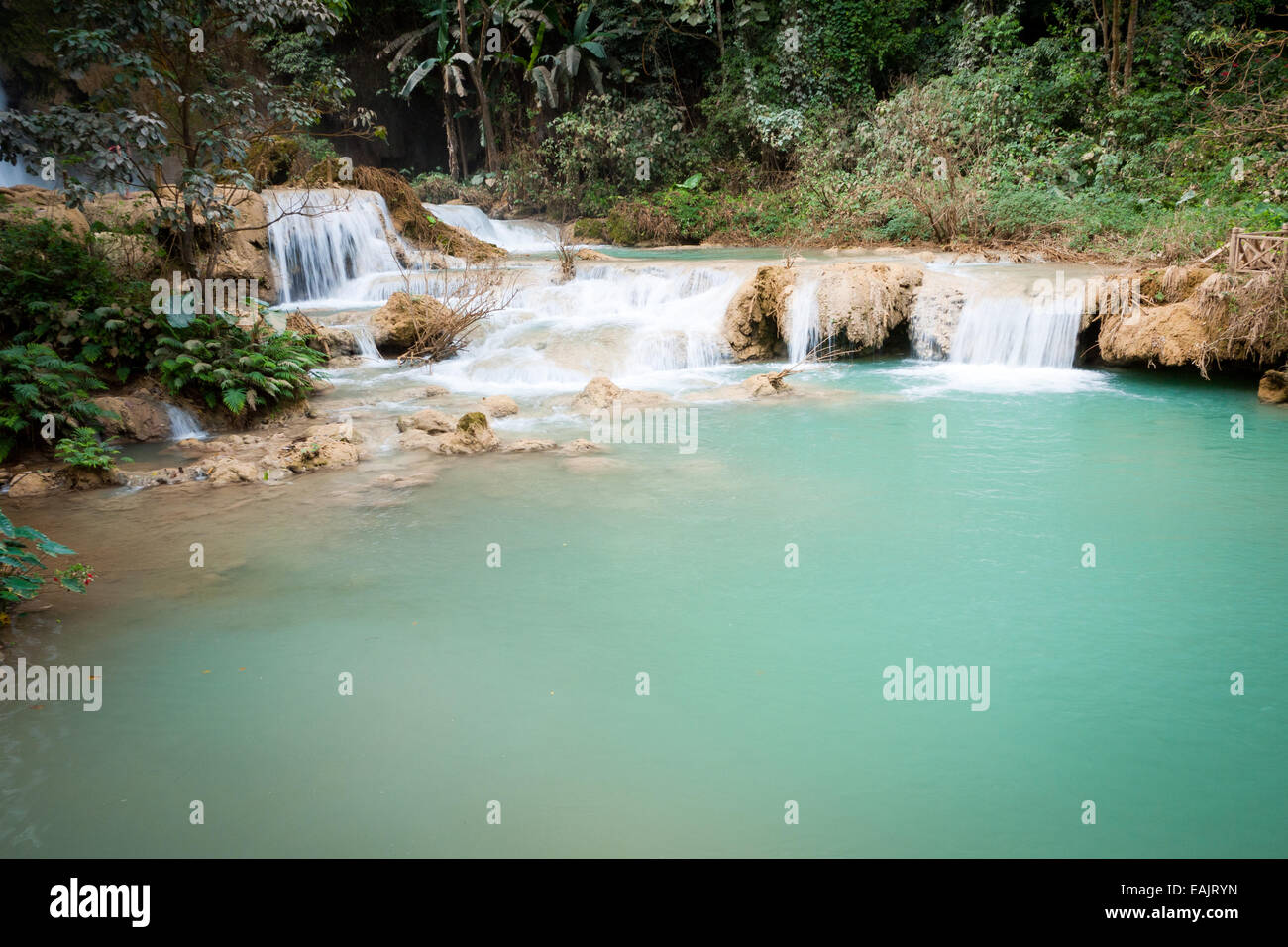Ein Blick auf die schönen smaragdgrünen Wasser der Kuang Si Waterfalls, in der Nähe von Luang Prabang, Laos. Stockfoto