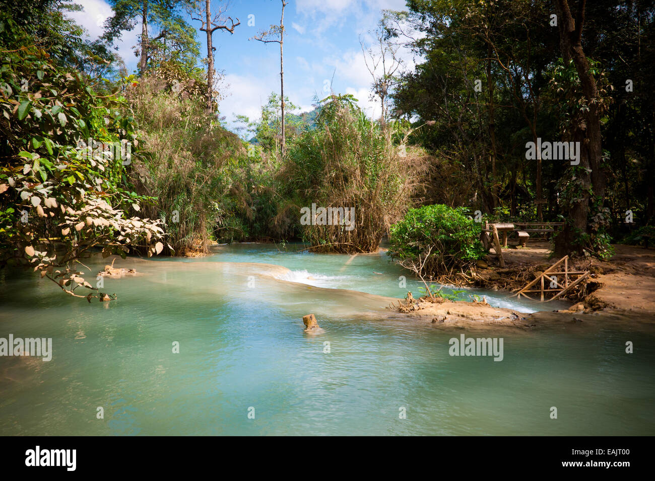 Ein Blick auf die schönen smaragdgrünen Wasser der Kuang Si Waterfalls, in der Nähe von Luang Prabang, Laos. Stockfoto
