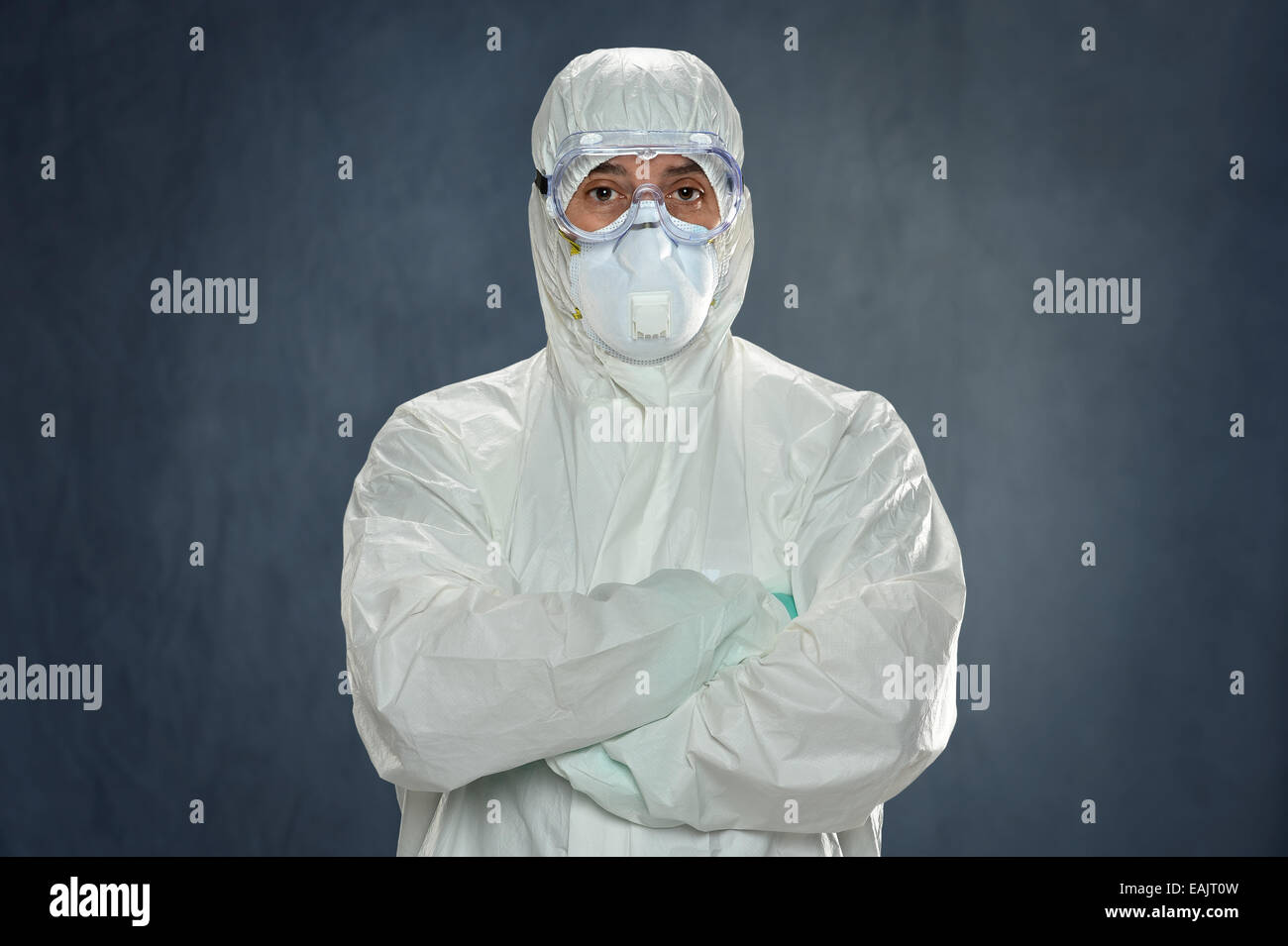 Mann im Anzug, Schutzhandschuhe und Schutzbrille im Zelt Gefahrgut Stockfoto
