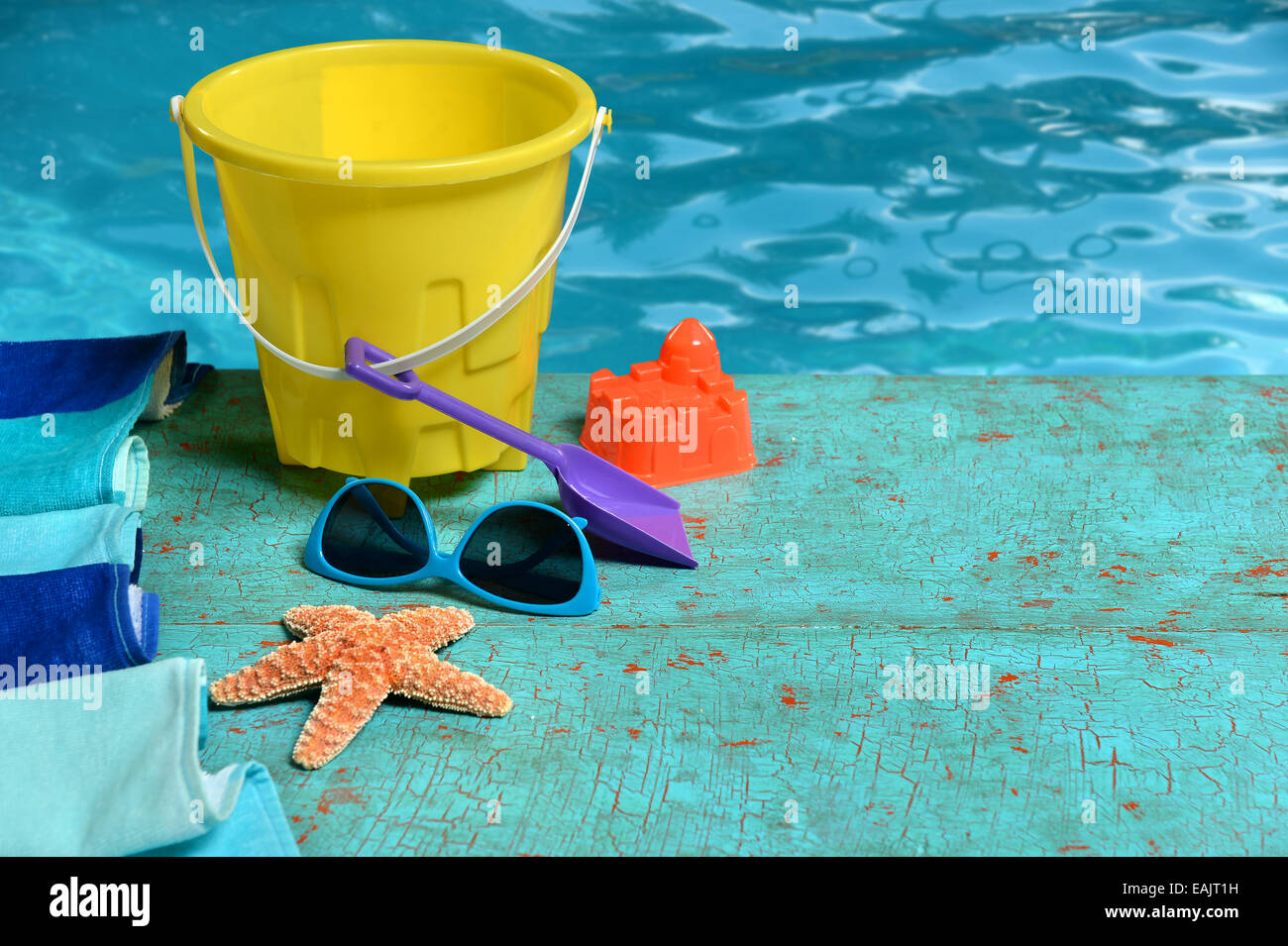 Sommerzeit-Konzept mit Spielzeug, Sonnenbrille und Seestern auf lackiertem Holz Stockfoto