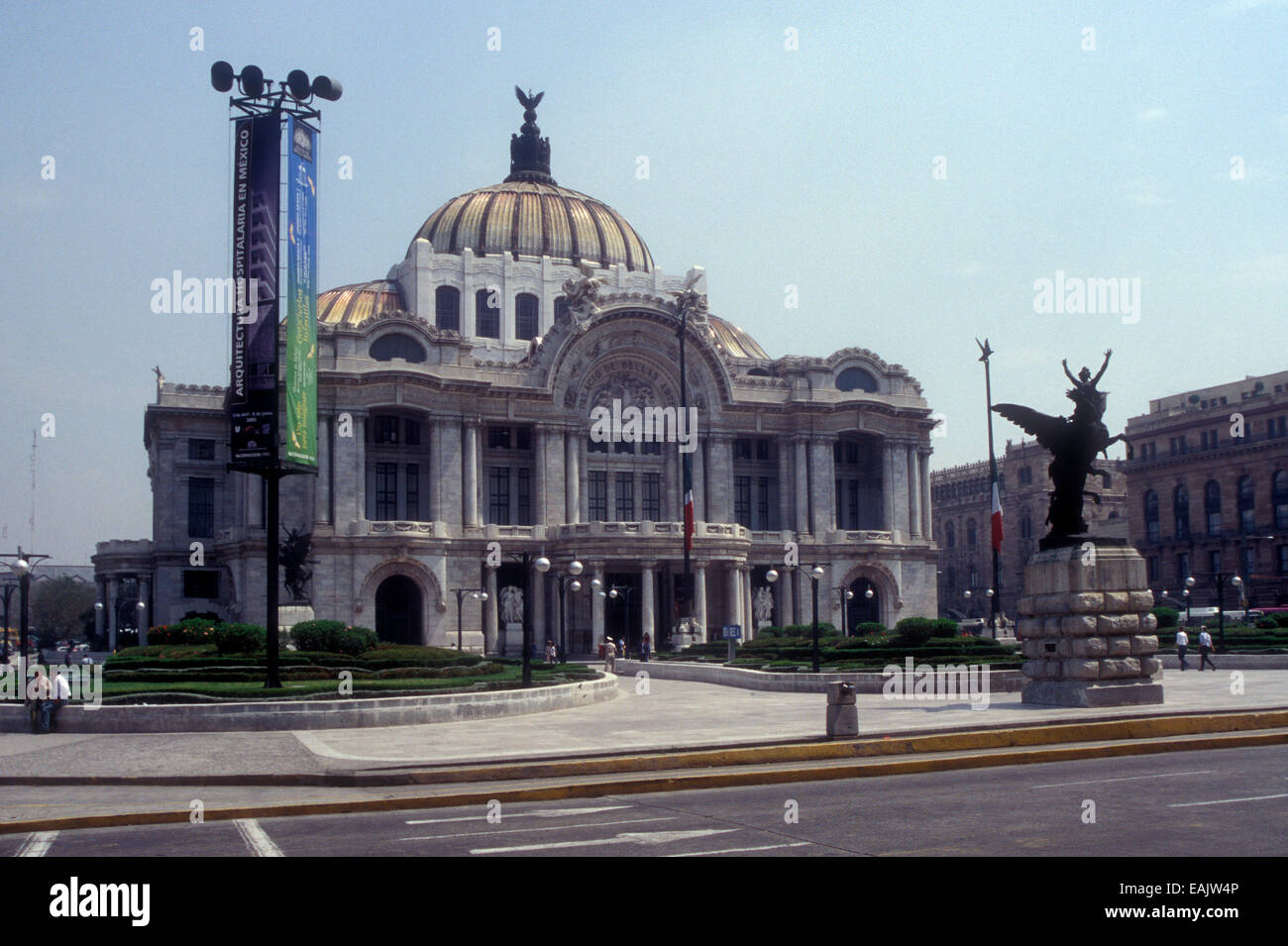Blick auf die Straße Ebene des Palacio de Bellas Artes oder Fine Arts Palace in Mexiko-Stadt, Mexiko Stockfoto