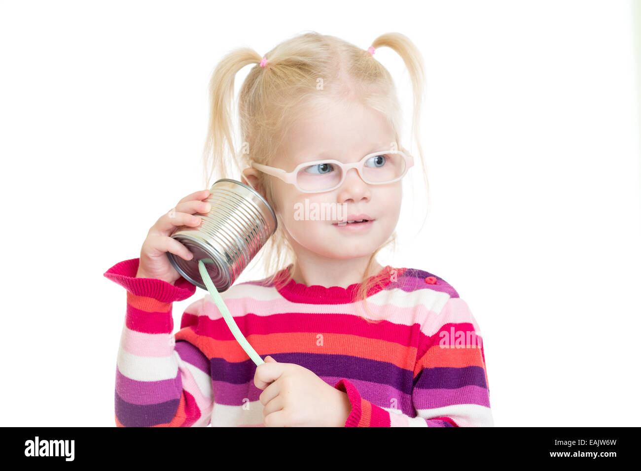 Lustiges Kind in Brillen mit einer Dose als ein Telefon, isoliert Stockfoto