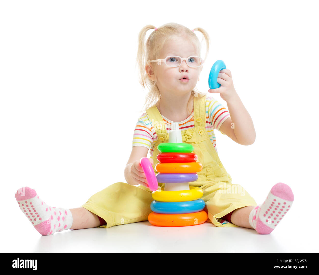 Lustiges Kind in Eyeglases spielen bunte Pyramide Spielzeug isoliert Stockfoto