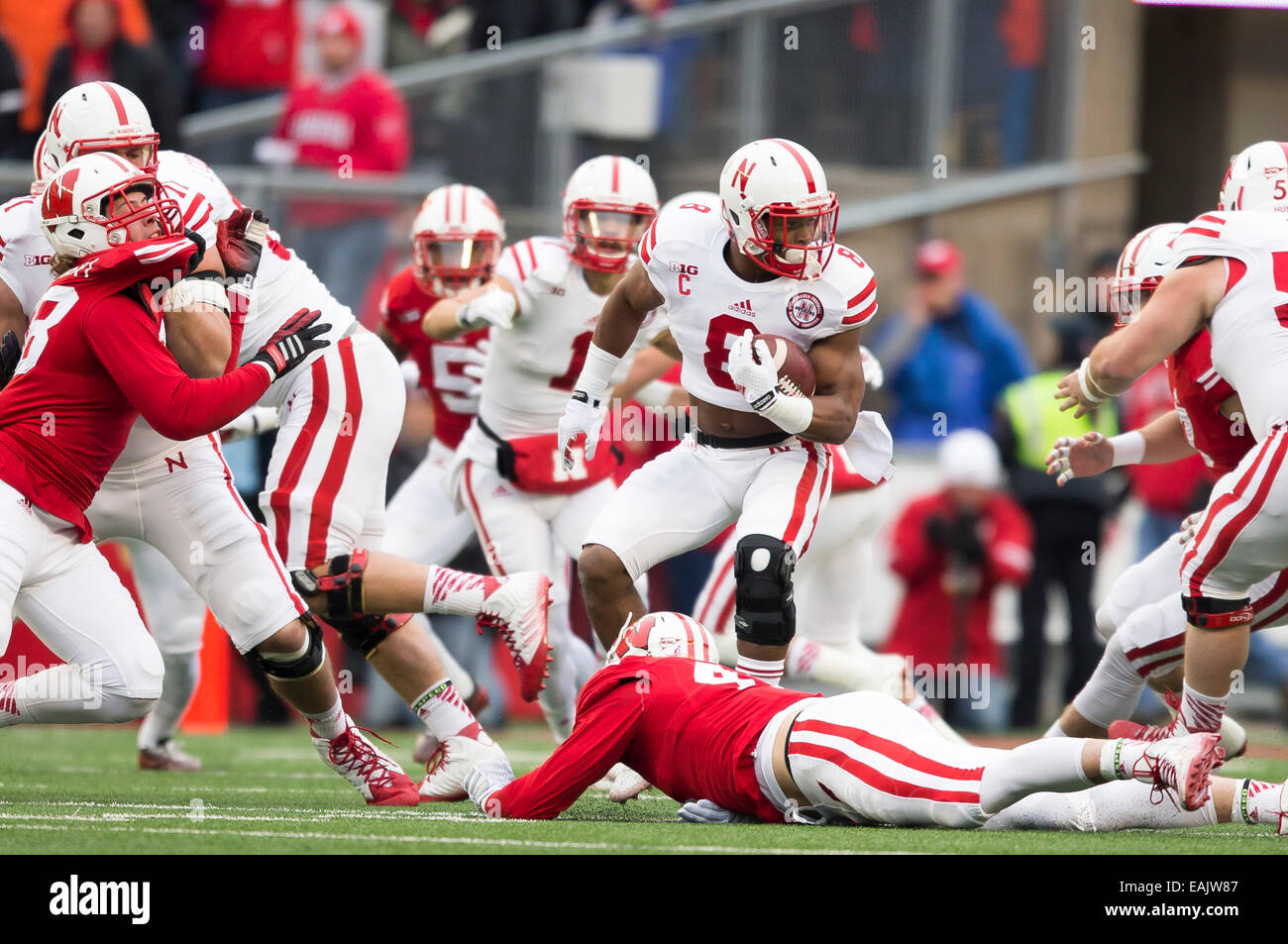 15. November 2014: Nebraska Cornhuskers Runningback nicht Emir Abdullah #8 finden, die Zimmer während der NCAA Football-Spiel zwischen die Nebraska Cornhuskers und die Wisconsin Badgers im Camp Randall Stadium in Madison, Wisconsin. Wisconsin besiegte Nebraska 59-24. John Fisher/CSM Stockfoto