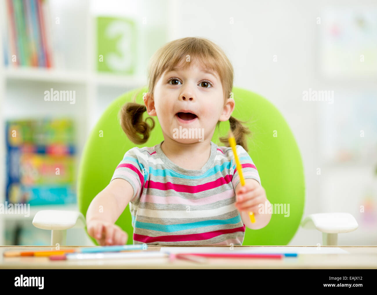 emotionale Kind Mädchen mit bunten Bleistiften zeichnen Stockfoto