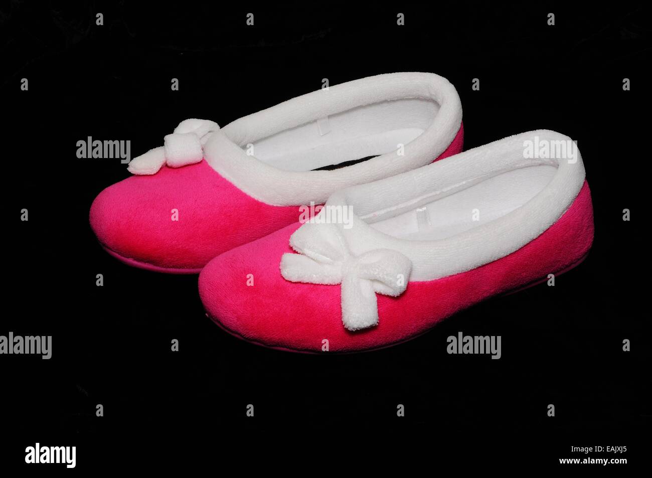 Ein paar Damen rosa Hausschuhe mit weißer Ordnung. Stockfoto