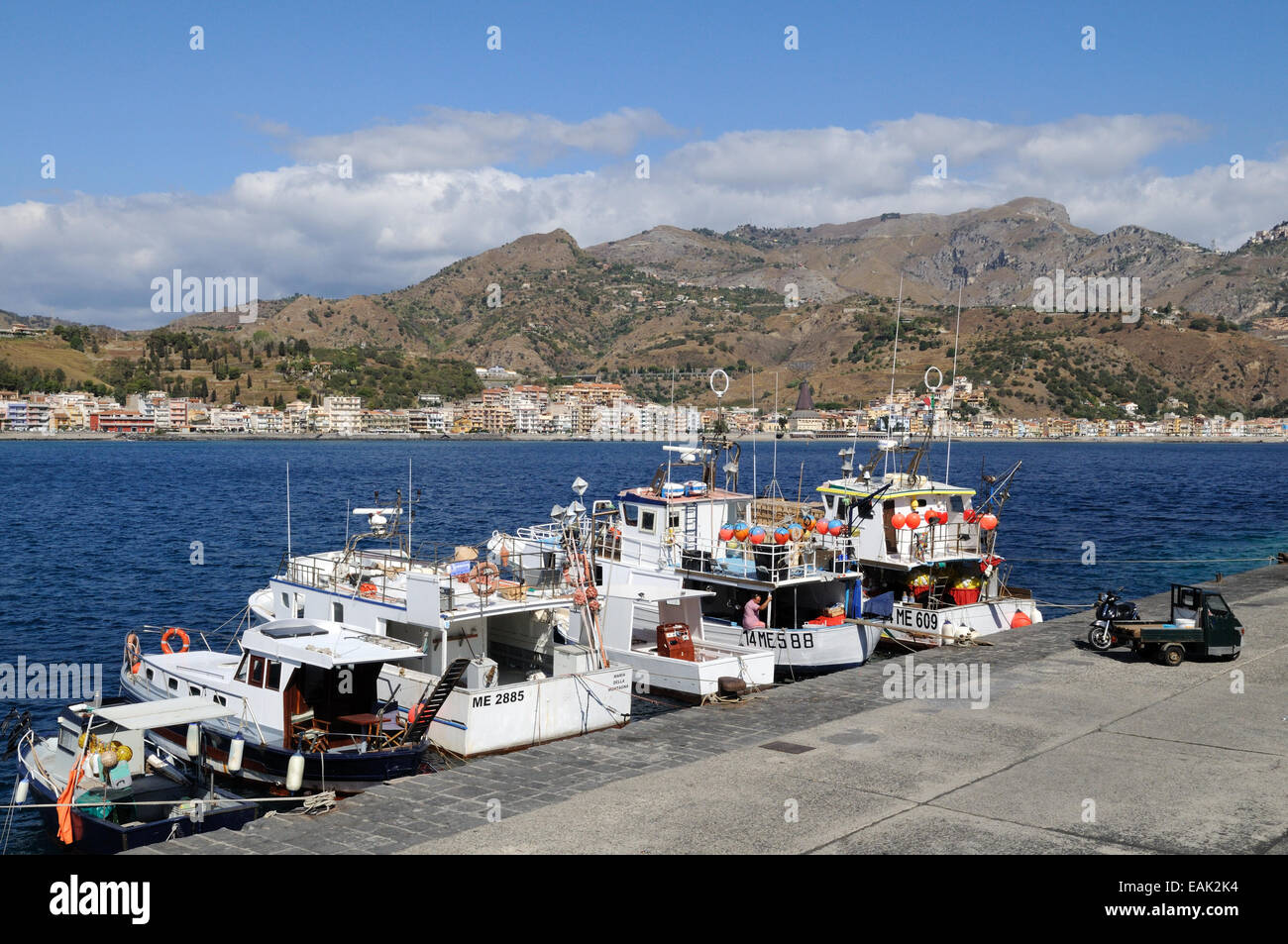 Angelboote/Fischerboote in Giardini Naxos Hafen Sizilien Italien Stockfoto