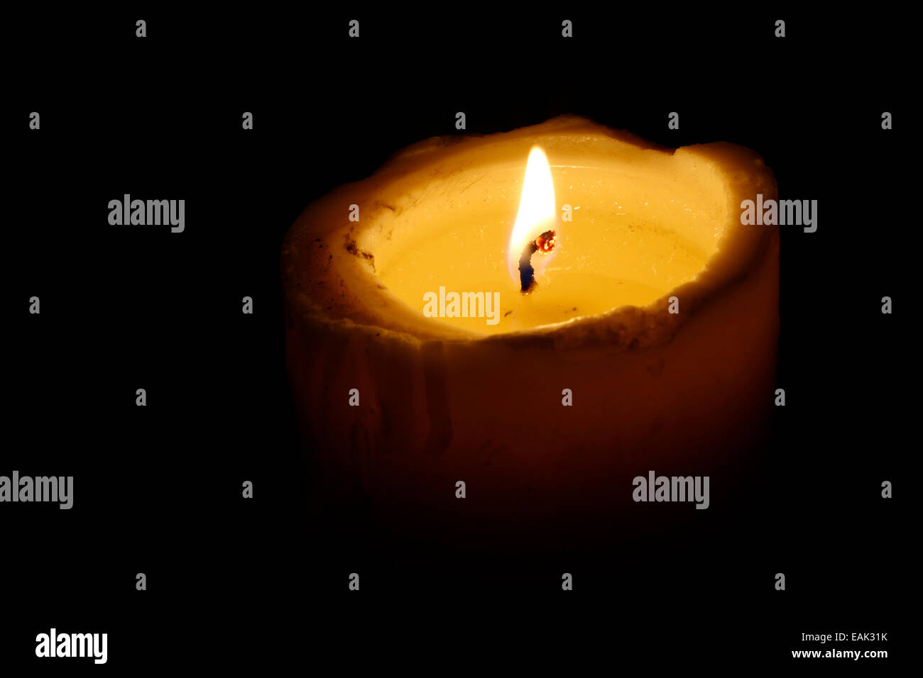 Detail von der brennenden Kerze - brennende Kerze Stockfoto