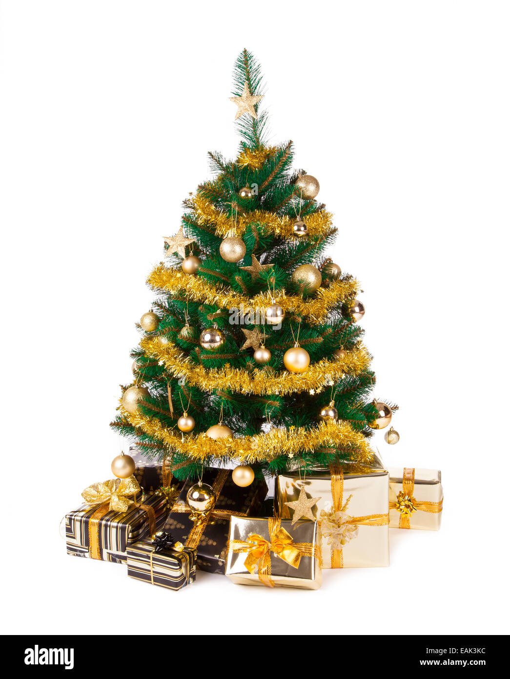 Isolierte Schuss der Weihnachtsbaum mit Geschenken auf weißem Hintergrund Stockfoto
