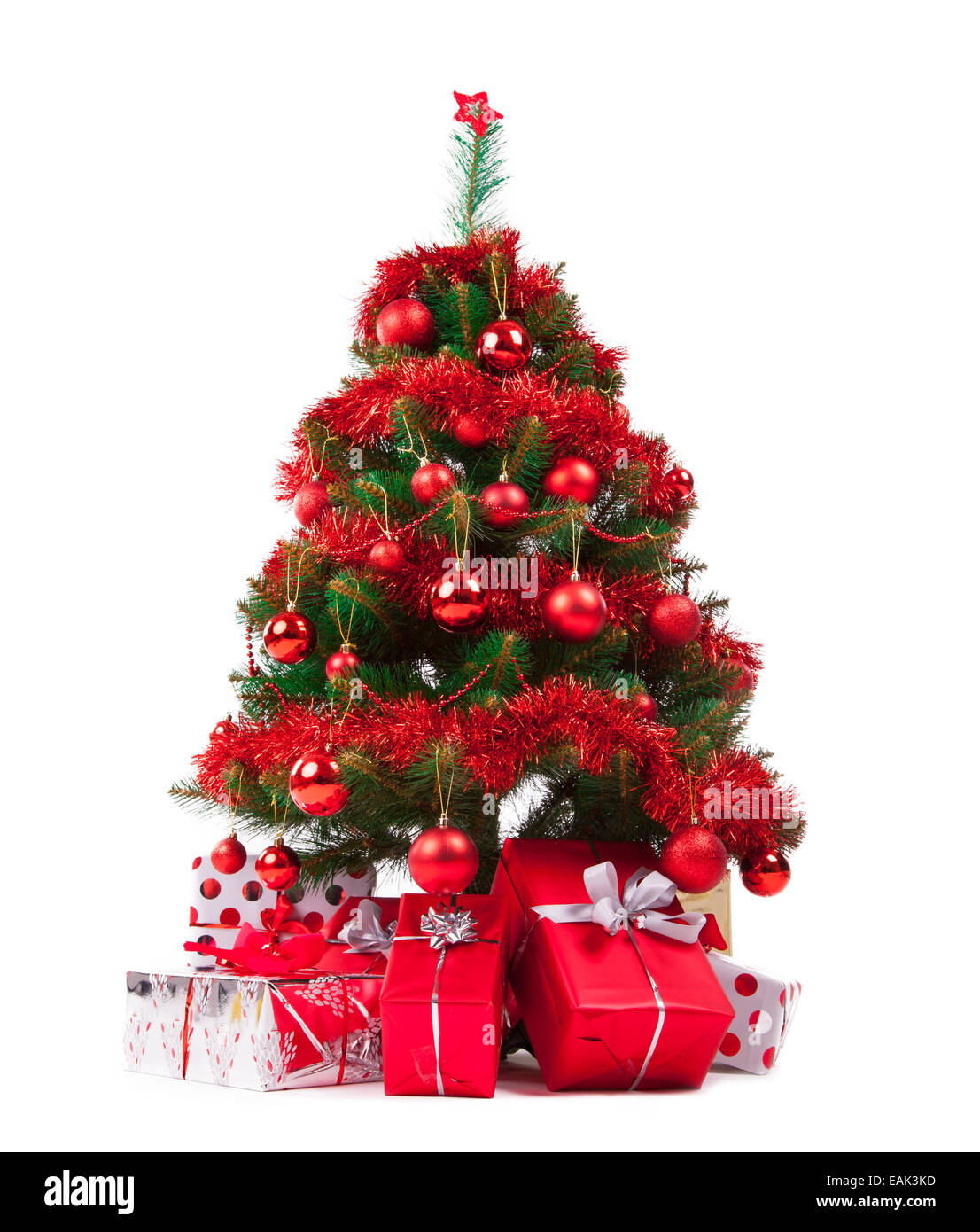 Isolierte Schuss der Weihnachtsbaum mit Geschenken auf weißem Hintergrund Stockfoto