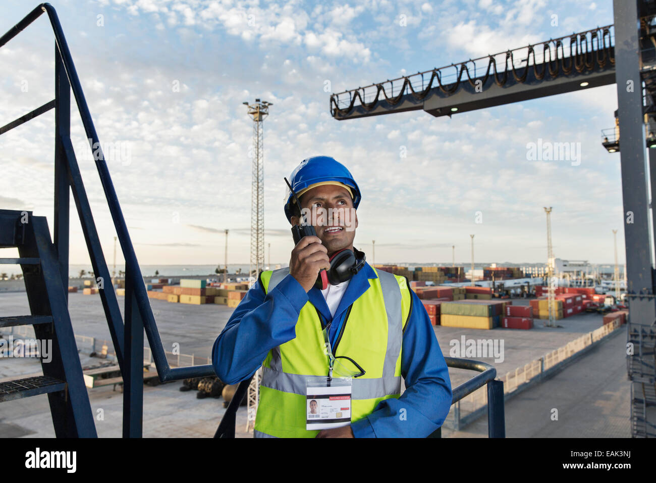 Arbeiter mit Walkie-talkie auf Ladung Kran Stockfoto