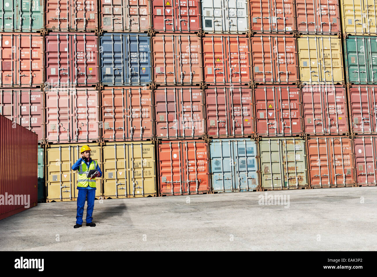 Arbeiter stehen in der Nähe von Containern Stockfoto