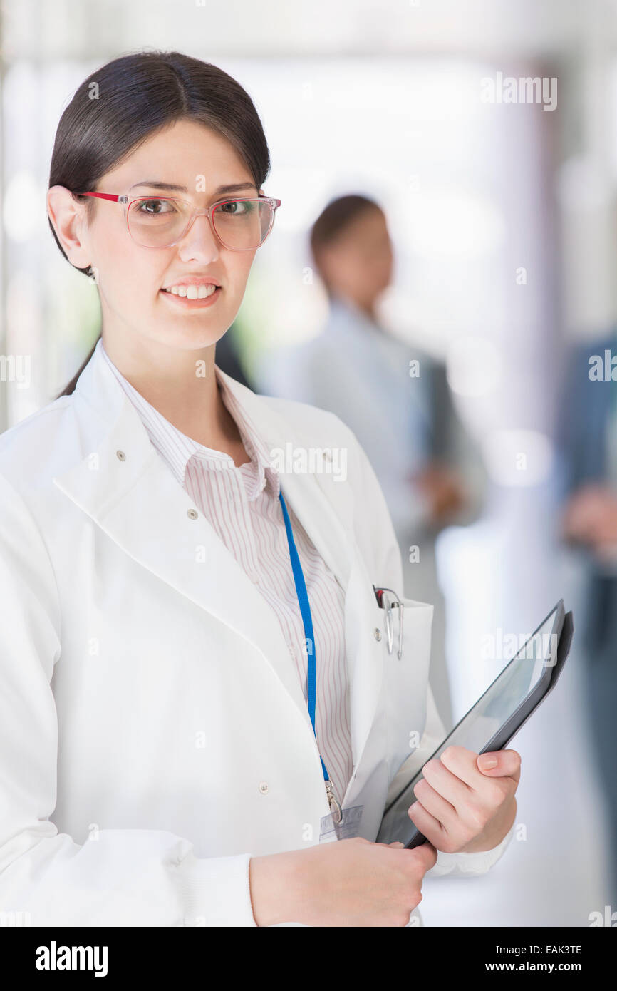 Wissenschaftler halten Tablet-computer Stockfoto