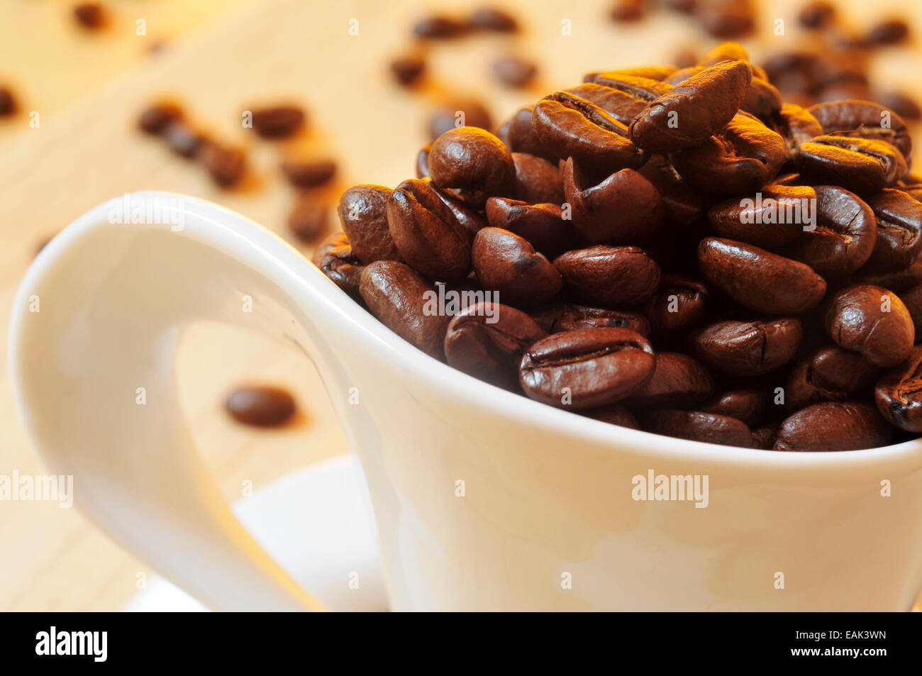 Nahaufnahme einer Tasse voll von gerösteten Kaffeebohnen Stockfoto