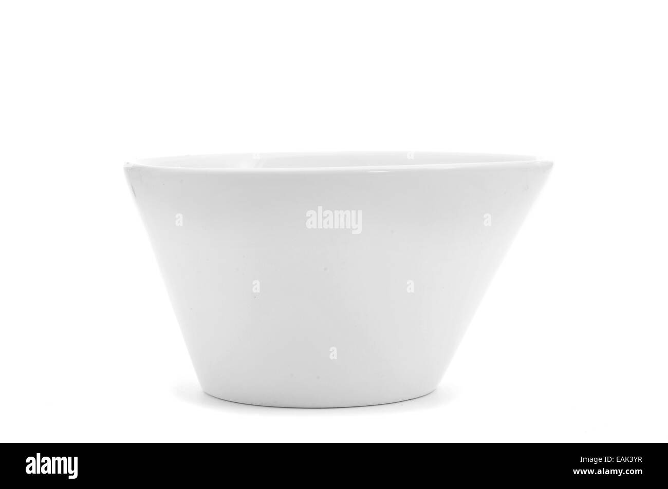 eine unregelmäßige weiße Keramikschale auf weißem Hintergrund Stockfoto