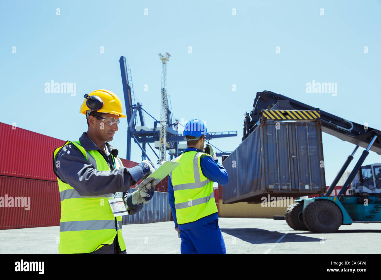 Arbeiter in der Nähe von Containern Stockfoto