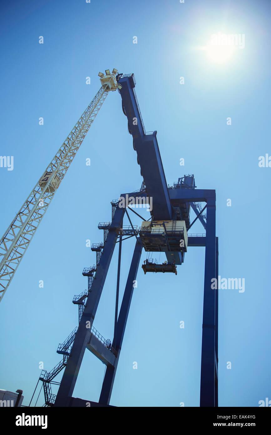 Niedrigen Winkel Ansicht der Ladung Kran Stockfoto