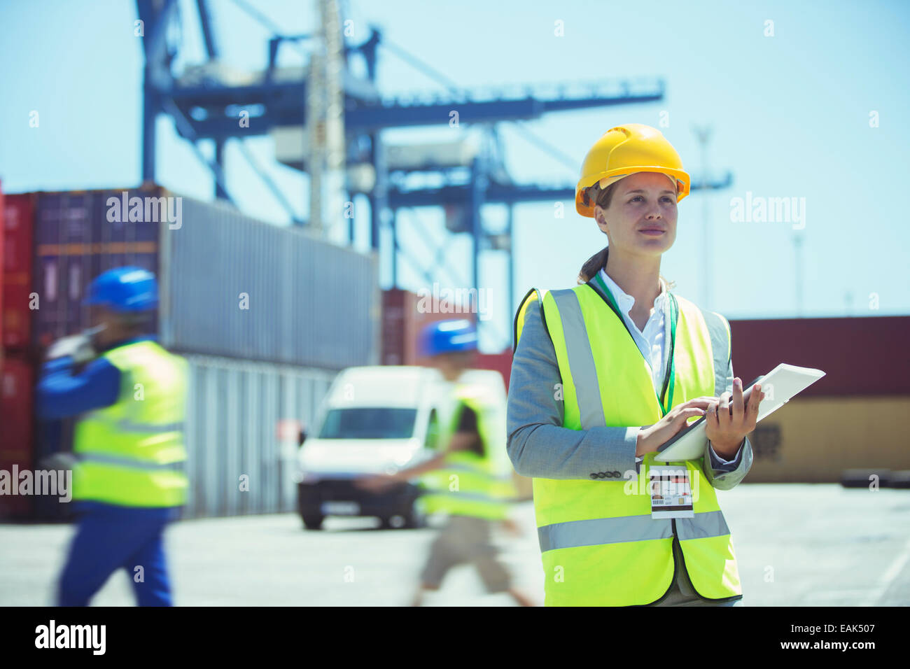 Geschäftsfrau mit digital-Tablette in der Nähe von Containern Stockfoto
