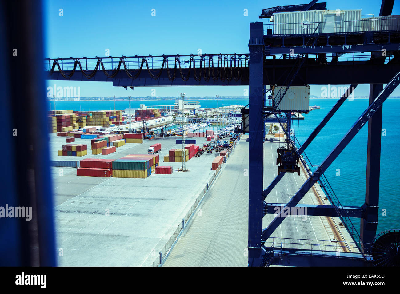 Kran und Fracht-Container im waterfront Stockfoto