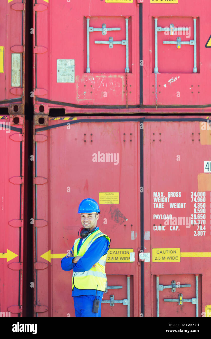 Arbeiter in der Nähe von Frachtcontainern lächelnd Stockfoto