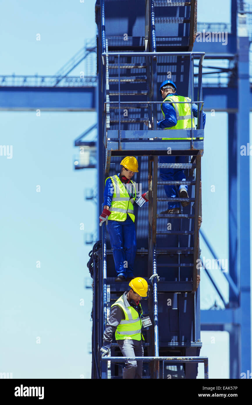 Unternehmer und Arbeitnehmer beim Treppensteigen auf Ladung Kran Stockfoto