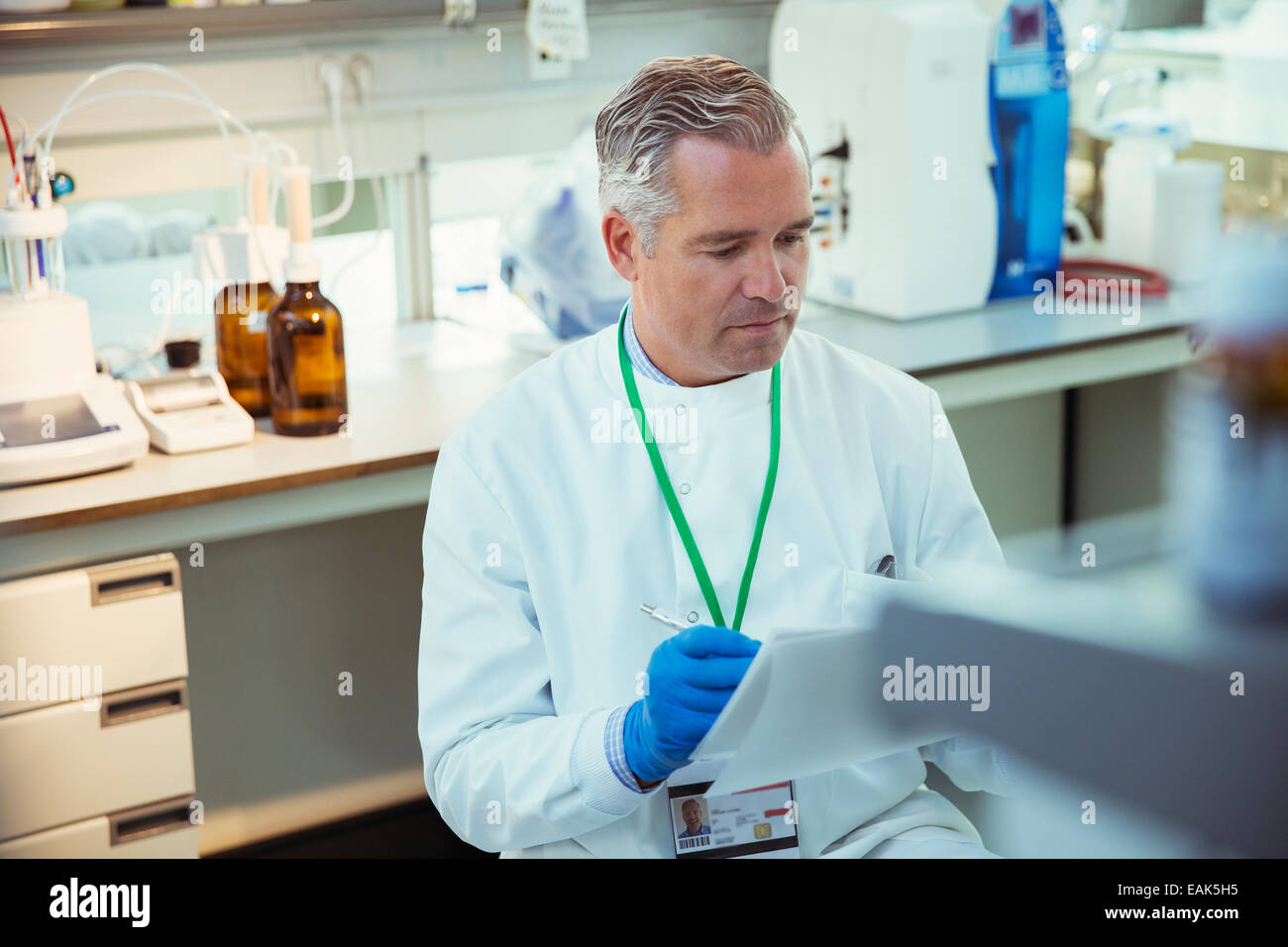 Wissenschaftler, die Notizen auf Experiment im Labor Stockfoto