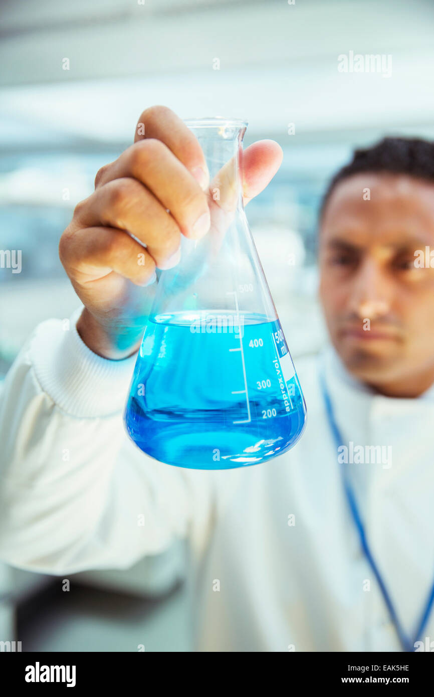 Wissenschaftler untersuchen Probe im Becherglas im Labor Stockfoto