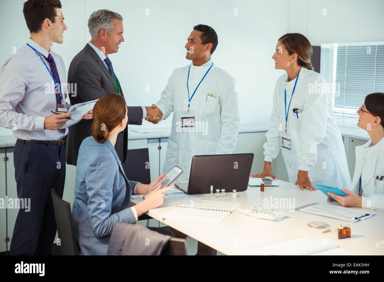 Wissenschaftler und Geschäftsleute sprechen im Konferenzraum Stockfoto