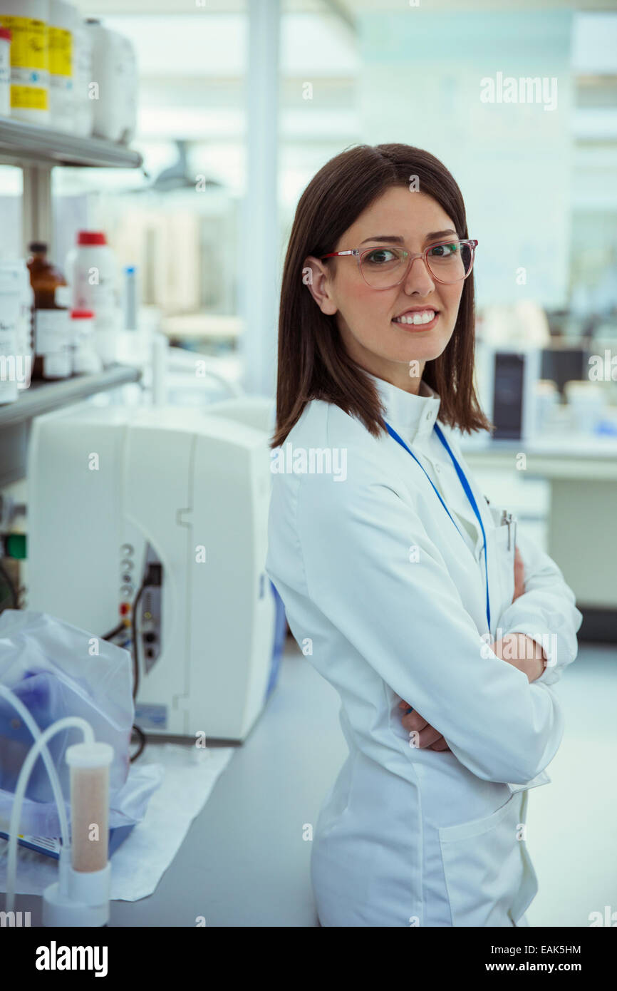 Wissenschaftler im Labor lächelnd Stockfoto